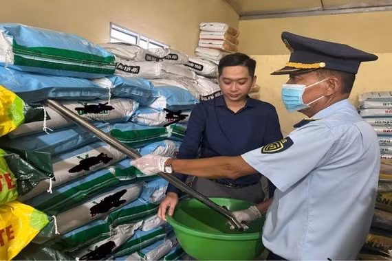 Kiểm tra phân bón giả, xử phạt gần 150 triệu đồng tại Đồng Tháp