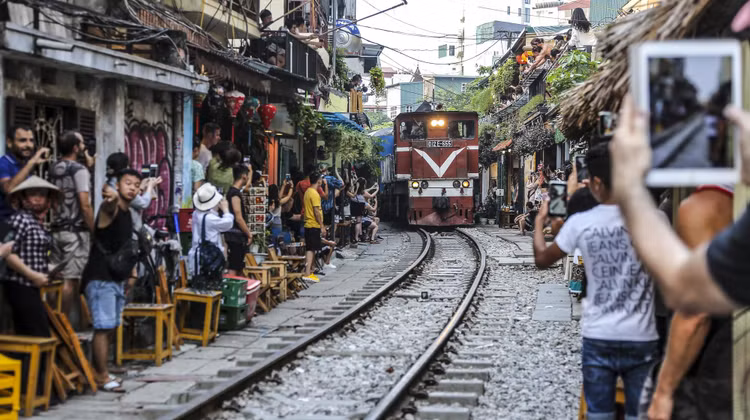 Đề nghị xử lý bán hàng, quay phim chụp ảnh "phố cà phê đường tàu" ở Hà Nội. Đề nghị xử lý bán hàng, quay phim chụp ảnh "phố cà phê đường tàu" ở Hà Nội.