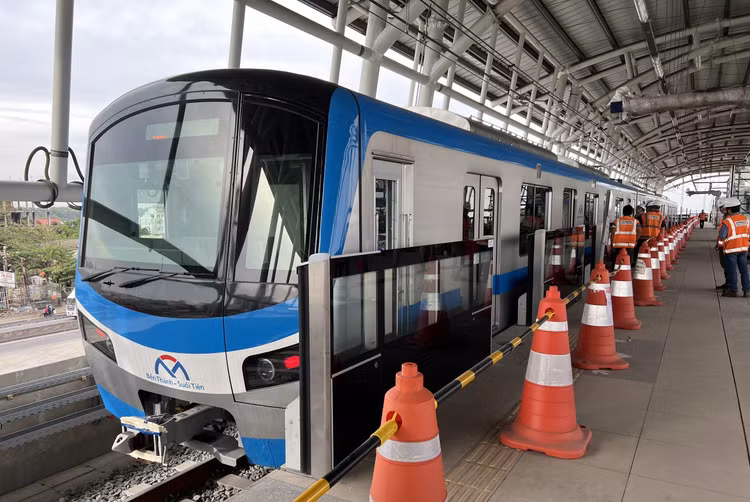 17 đoàn tàu tuyến metro Bến Thành - Suối Tiên chạy thử nghiệm xuyên Tết Nguyên đán.