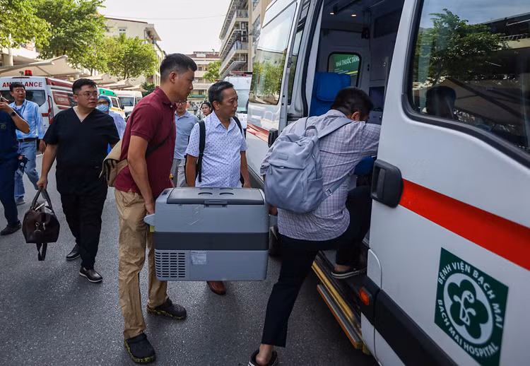 Trái tim được vận chuyển lên xe, chuẩn bị đưa ra sân bay Nội Bài
