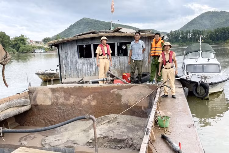 Lực lượng chức năng kiểm tra tàu vi phạm. Lực lượng chức năng kiểm tra tàu vi phạm.
