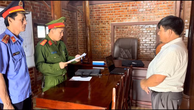 Lực lượng chức năng tống đạt quyết định khởi tố vụ án hình sự, quyết định khởi tố bị can và thi hành Lệnh khám xét chỗ ở, nơi làm việc đối với Lê Văn Đàn.