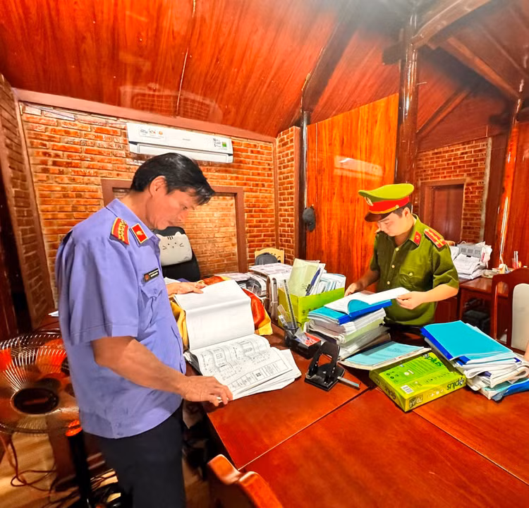 Lực lượng chức năng khám xét nơi ở, nơi làm việc của giám đốc Công ty TNHH xây dựng tổng hợp Tâm Anh.