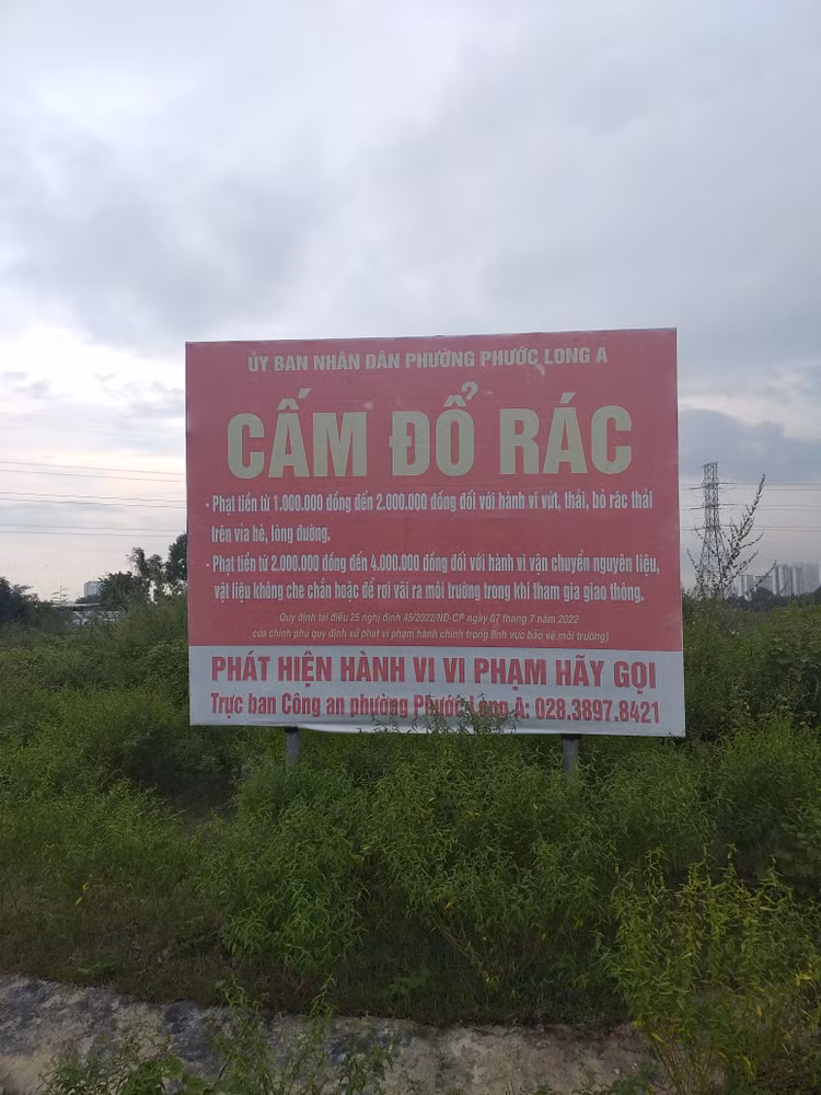 Mặc dù chính quyền địa bàn phường đã cho dựng tấm bảng “cấm đổ rác” nhưng tác dụng mang tính răn đe hầu như là không có…