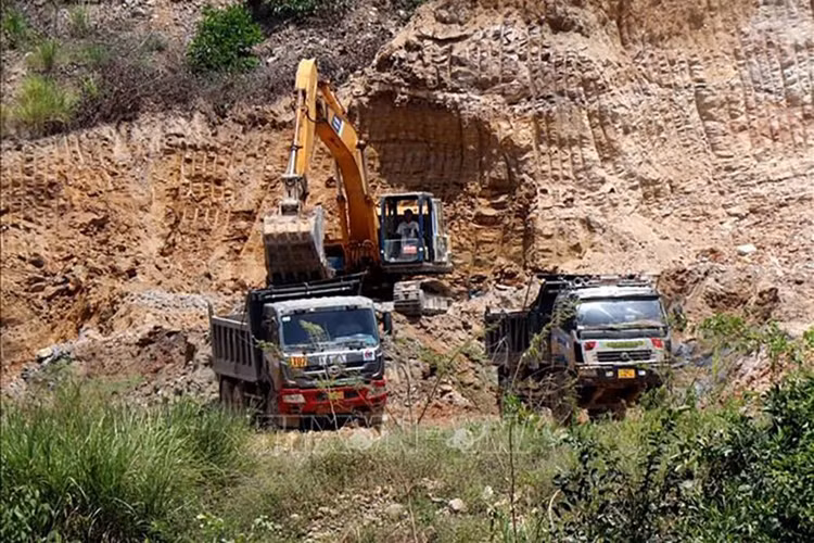 Một mỏ đất trên địa bàn huyện Bình Sơn, Quảng Ngãi. Một mỏ đất trên địa bàn huyện Bình Sơn, Quảng Ngãi.