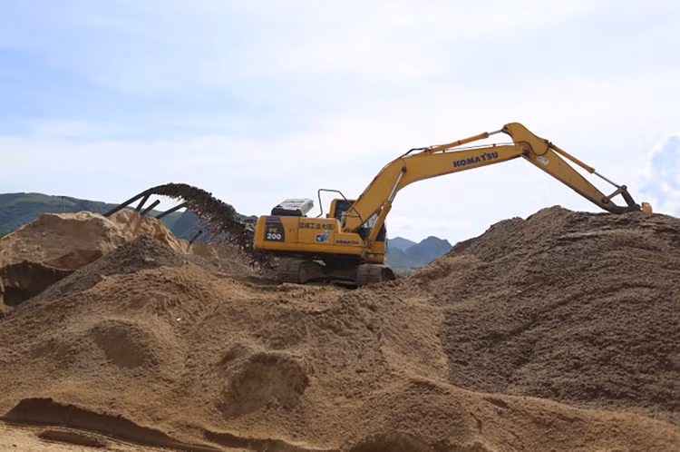 Chủ tịch UBND TP Hà Nội yêu cầu làm rõ thông tin khai thác cát trái phép trên sông Hồng. (Ảnh minh họa) Chủ tịch UBND TP Hà Nội yêu cầu làm rõ thông tin khai thác cát trái phép trên sông Hồng. (Ảnh minh họa)