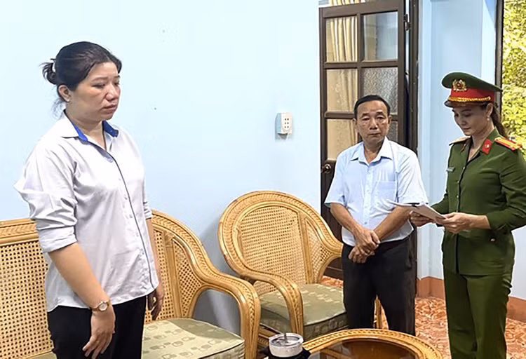 Nguyễn Đỗ Thúy Anh (bìa trái) bị bắt giữ để điều tra tội “Lạm dụng chức vụ, quyền hạn chiếm đoạt tài sản”. Nguyễn Đỗ Thúy Anh (bìa trái) bị bắt giữ để điều tra tội “Lạm dụng chức vụ, quyền hạn chiếm đoạt tài sản”.