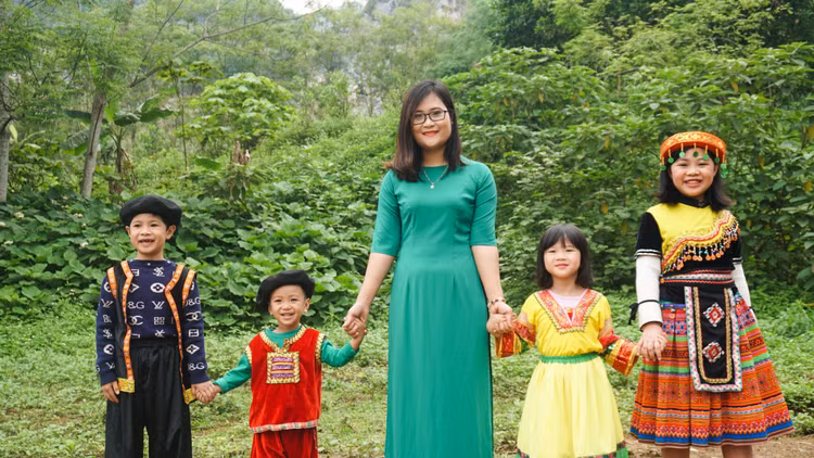 Cô giáo Hà Ánh Phượng người dân tộc Mường