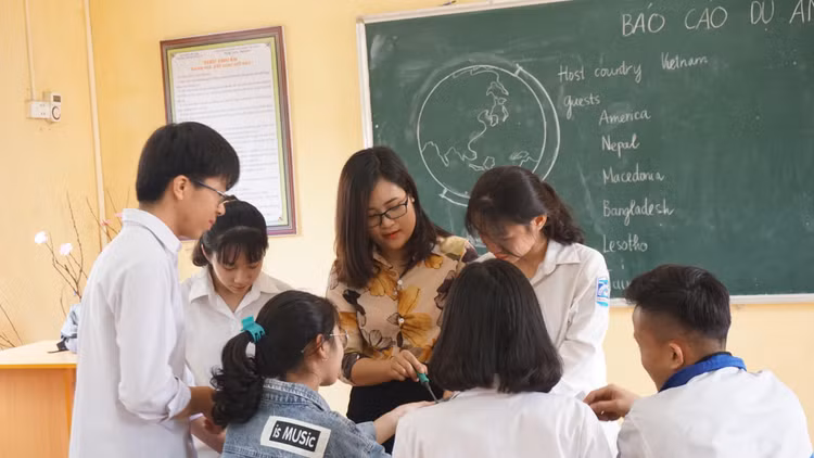Cô Hà Ánh Phượng chỉ dậy cho các bạn học sinh