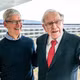 Buffett tri ân Tim Cook, Apple mang về 150 tỷ USD