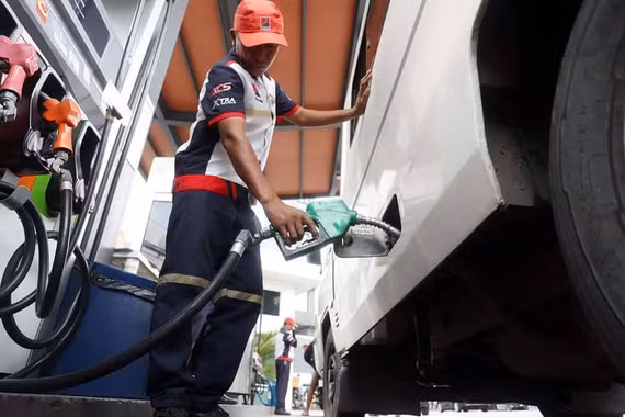 Giá diesel giảm mạnh 1.920 đồng/lít, xăng tăng nhẹ từ 16/4