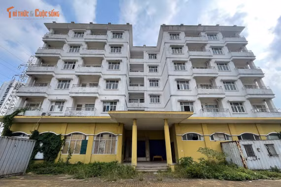 Gần 20 năm bỏ hoang, 3 tòa tái định cư ở Hà Nội ngày càng xuống cấp