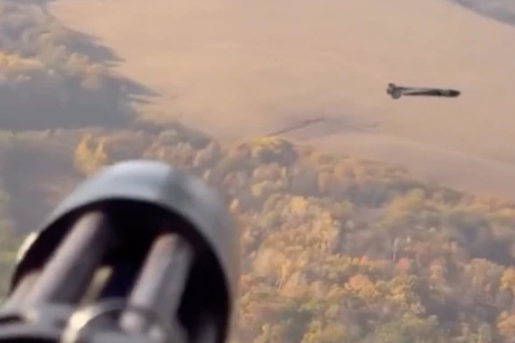 Trực thăng Ukraine bắn hạ UAV Nga bằng súng máy Mỹ 