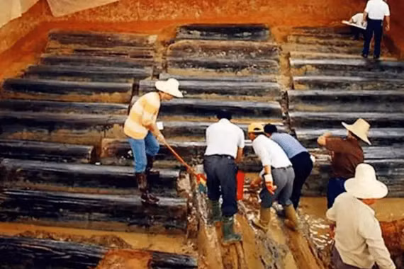 Ánh sáng xanh kỳ lạ từ hài cốt trong lăng mộ cổ hé lộ điều gì?