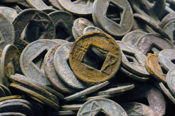 Phát hiện 10 tấn tiền xu Wuzhu trong lăng mộ cổ 