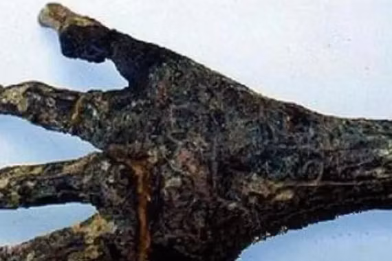 Bí ẩn chưa được giải đáp về bàn tay bằng đồng trong lăng mộ cổ 