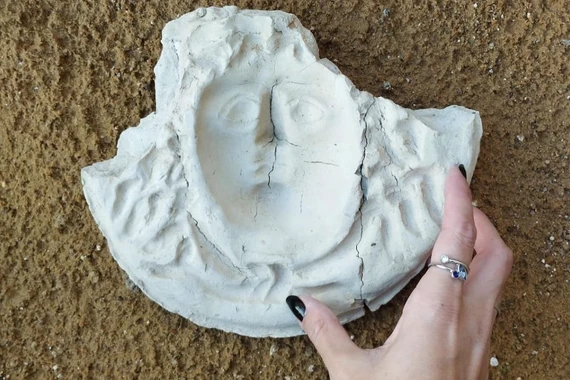 Phát hiện mặt nạ Medusa kỳ lạ tại Sicily cổ đại