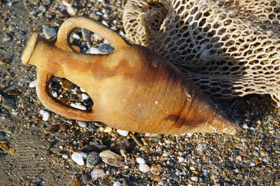 Phát hiện bình gốm cổ đại 2.500 năm tuổi dưới biển Albania