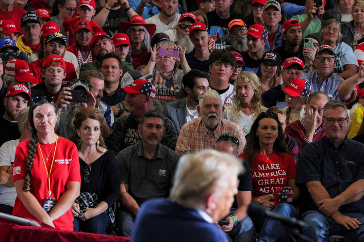 Ứng cử viên tổng thống đảng Cộng hòa và cựu Tổng thống Hoa Kỳ Donald Trump đến thăm nhà sản xuất FALK Production tại Walker