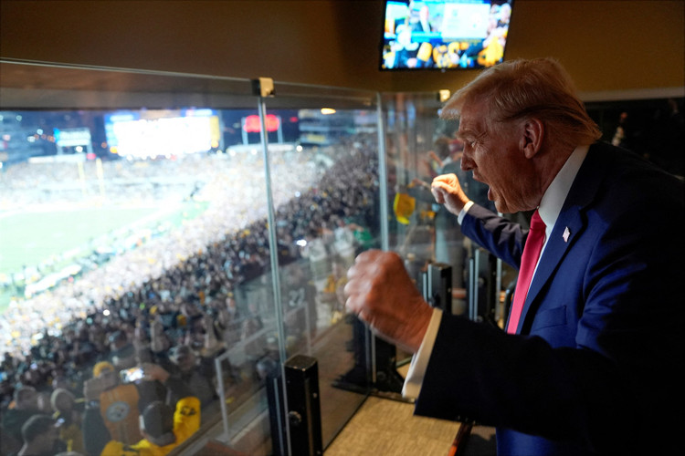 Trump tham dự trận đấu bóng bầu dục của New York Jets với Pittsburgh Steelers, tại Pittsburgh