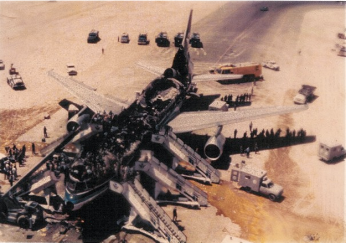 Saudia Flight 163 (19/81980). Máy bay bốc cháy trong khoang chở hàng. Dù hạ cánh an toàn tại Riyadh, hành khách không được sơ tán kịp thời, dẫn đến toàn bộ người trên máy bay thiệt mạng do ngạt khói. Thiệt hại nhân mạng: 301 người chết. Ảnh: Admiral Cloudberg - Medium.