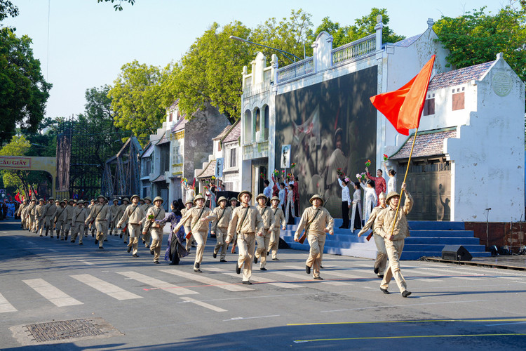 Xuc dong hinh anh tai hien doan quan tien ve Ha Noi nam 1954-Hinh-2