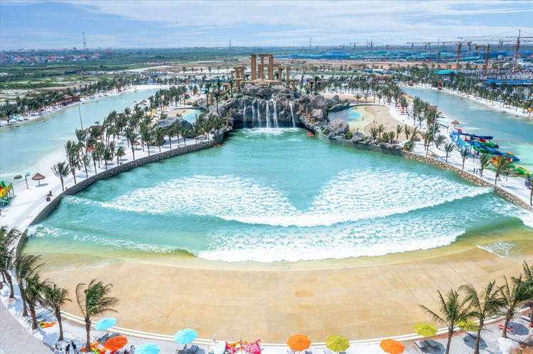 Tổ hợp công viên Biển tạo sóng nhân tạo Royal Wave Park lớn nhất thế giới tại Vinhomes Ocean Park 2 – The Empire nhìn từ trên cao.