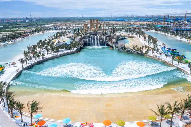 Tổ hợp công viên Biển tạo sóng nhân tạo Royal Wave Park lớn nhất thế giới tại Vinhomes Ocean Park 2 – The Empire nhìn từ trên cao.