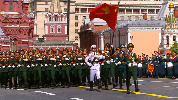 Khối 68 quân nhân của Trường Sĩ quan Lục quân 1, đại diện cho Quân đội Nhân dân Việt Nam tiến qua lễ đài. Trưởng khối là Trung tá Phạm Khắc Giang đi theo đội hình 8x8 cùng tổ rước Quân kỳ 3 người.