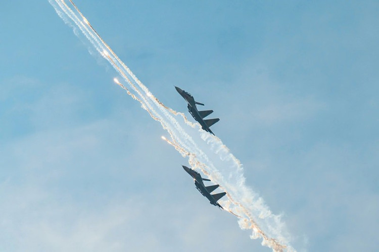 Ba tiêm kích Su30-MK2 thả bẫy nhiệt trên bầu trời TP HCM.
