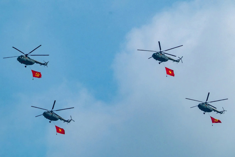 Từ sân bay Biên Hòa, các phi đội trực thăng Mi-8, tiêm kích Su-30MK2 và máy bay phản lực Yak-130 chuẩn bị màn trình diễn trên không bắt đầu lễ diễu binh, diễu hành.