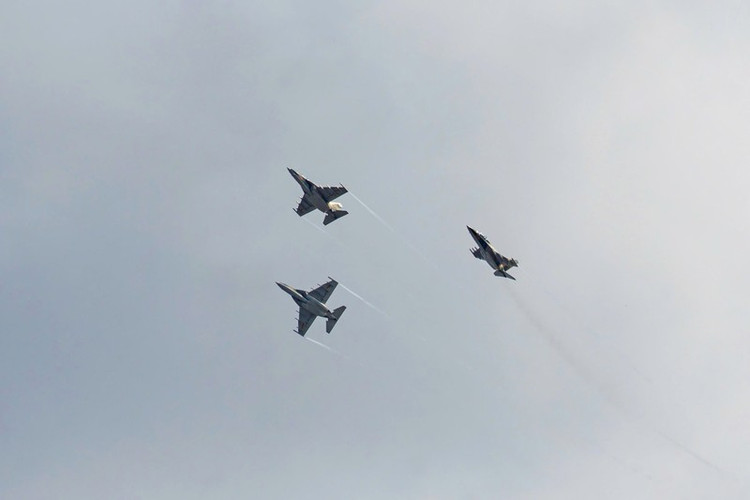 Phi đội máy bay phản lực Yak-130 trình diễn trên không bắt đầu lễ diễu binh, diễu hành.