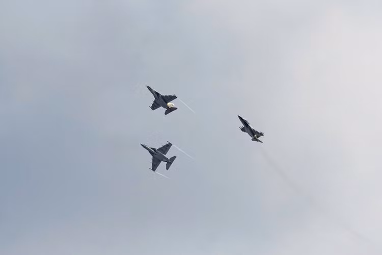 Phi đội máy bay phản lực Yak-130 trình diễn trên không bắt đầu lễ diễu binh, diễu hành.