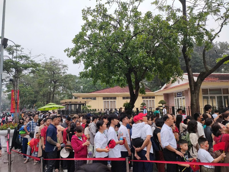 Dòng người xếp hàng chờ vào lăng viếng Bác sáng 30/4.