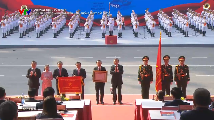 Tổng Bí thư trao tặng Danh hiệu "Anh hùng Lao động" cho Đảng bộ, Chính quyền và Nhân dân Thành phố Hồ Chí Minh.