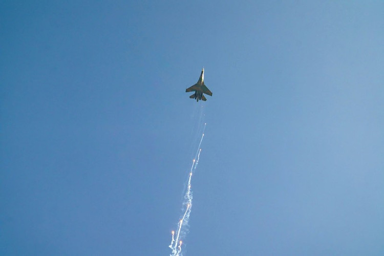 Tiêm kích Su30-MK2 thả bẫy nhiệt trên bầu trời TP HCM.