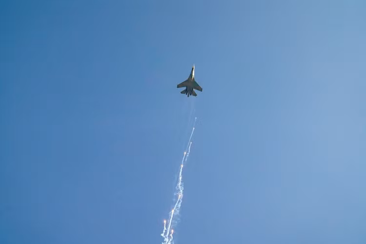 Tiêm kích Su30-MK2 thả bẫy nhiệt trên bầu trời TP HCM.