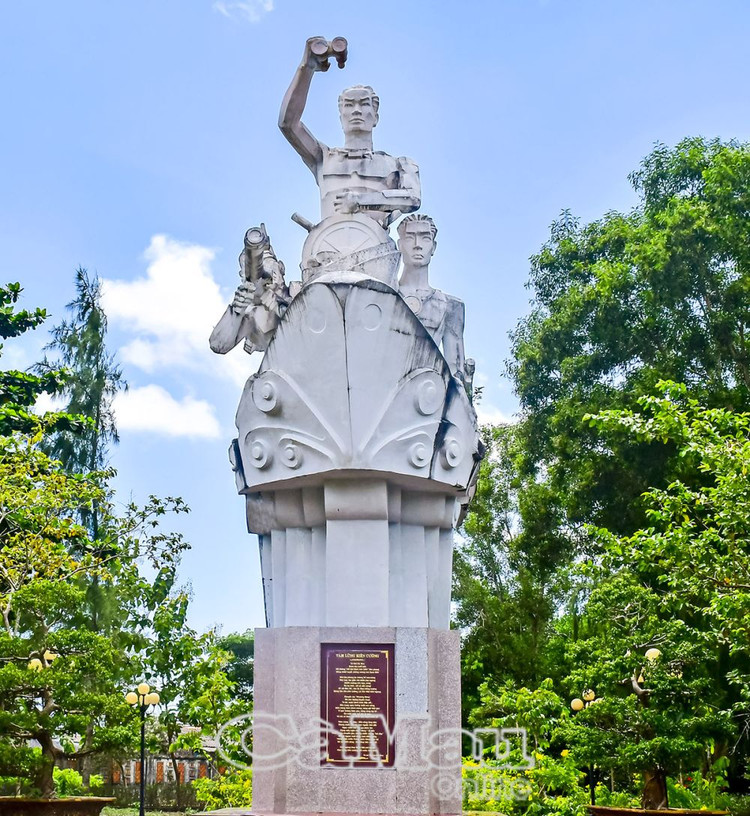 Tượng đài chiến thắng trong khu di tích Bến Vàm Lũng. Ảnh: Báo Cà Mau.