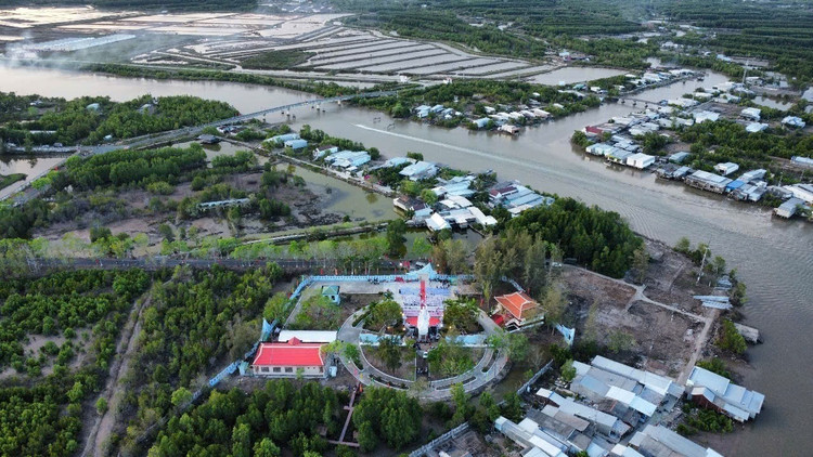 Toàn cảnh bến Vàm Lũng. Ảnh: TTXVN.