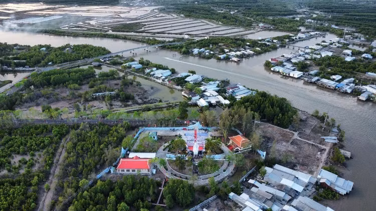 Toàn cảnh bến Vàm Lũng. Ảnh: TTXVN.