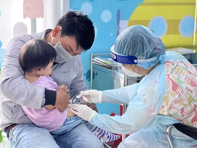 Khi có biểu hiện sốt cao, đau đầu, buồn nôn và nôn, cổ cứng, cần đến ngay cơ sở y tế để được khám.