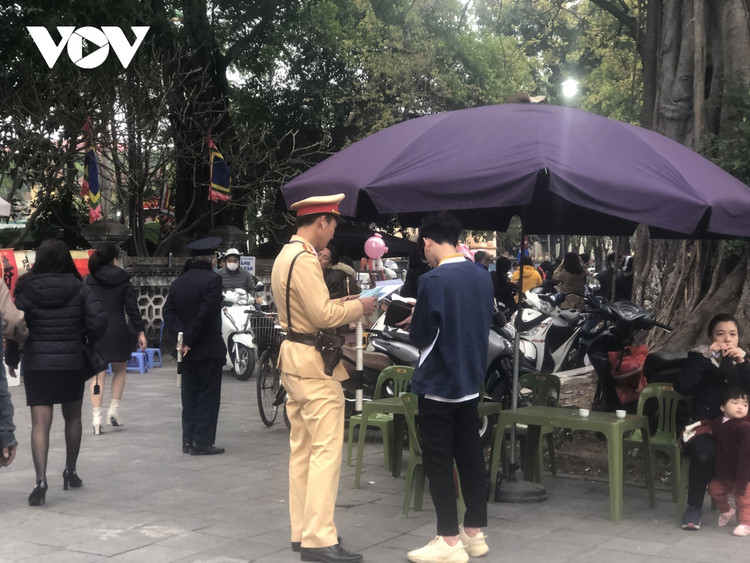 Muon kieu chat chem trong xe quanh cac den, chua dau xuan moi-Hinh-15