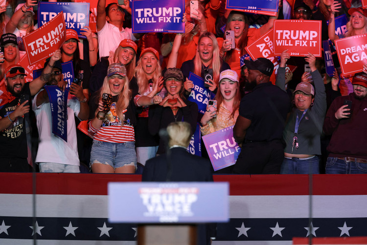 Ứng cử viên tổng thống đảng Cộng hòa Trump vận động tranh cử ở Bắc Carolina