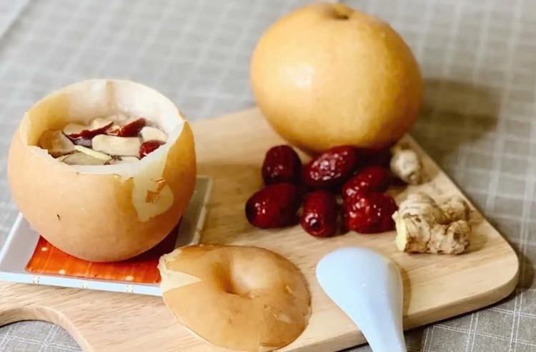 Lê hấp là món ngon chữa ho hiệu quả - Ảnh BVCC