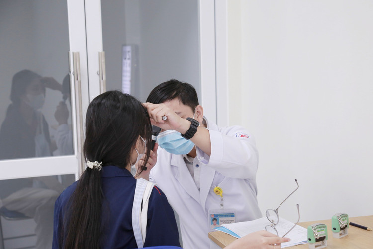 Thăm khám và tư vấn cho bệnh nhân - Ảnh BVCC