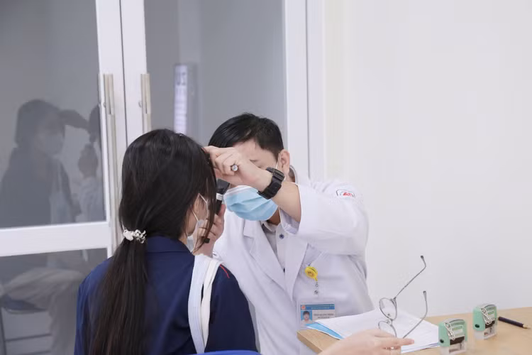 Thăm khám và tư vấn cho bệnh nhân - Ảnh BVCC