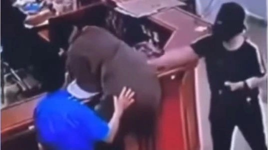 Người đàn ông hành hung nhân viên y tế - Ảnh cắt từ video bệnh viện