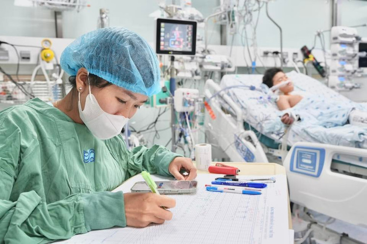 Phía sau những nhịp đập hồi sinh là bàn tay lặng lẽ của người điều dưỡng. Từng nét chữ chị ghi lại chính là nhịp kiên định của chăm sóc và hy vọng.