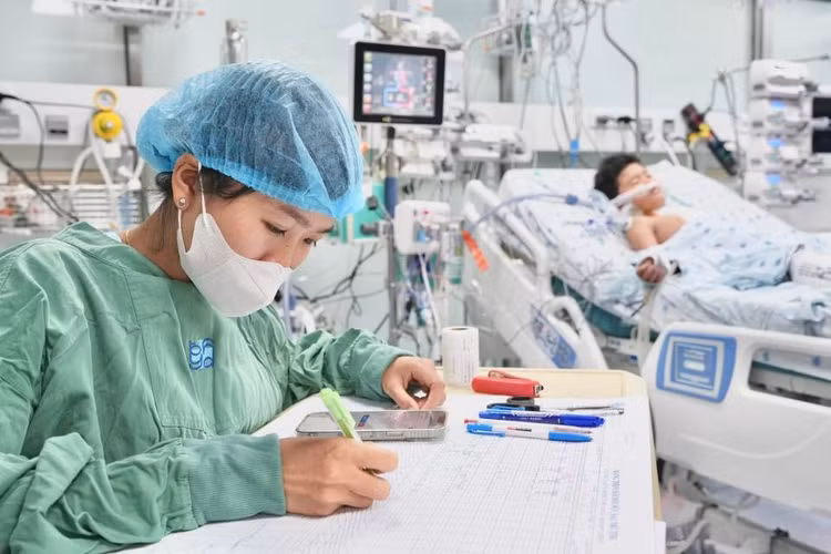 Phía sau những nhịp đập hồi sinh là bàn tay lặng lẽ của người điều dưỡng. Từng nét chữ chị ghi lại chính là nhịp kiên định của chăm sóc và hy vọng.