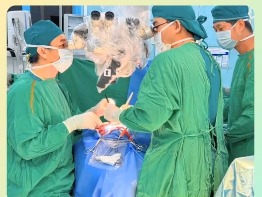 ThS.BS Nguyễn Ngọc Pi Doanh và ê-kíp phẫu thuật cho bệnh nhi - Ảnh BVCC